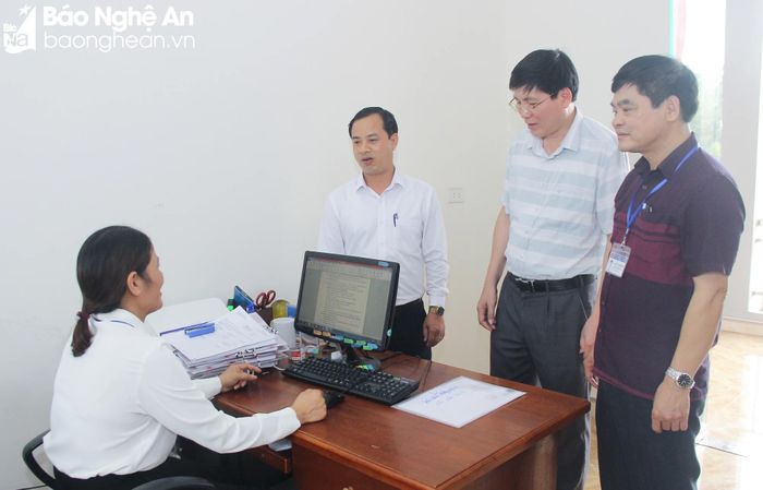  Lãnh đạo huyện Quỳnh Lưu kiểm tra đạo đức công vụ của công chức xã Quỳnh Hồng. Ảnh: Mai Hoa 