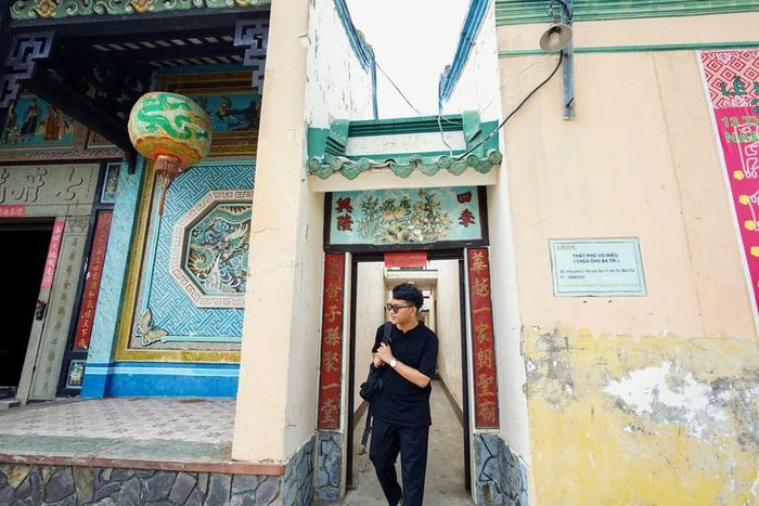 Thất Phủ Võ Miếu (chùa Ông): Thất Phủ Võ Miếu - dân gian thường gọi là chùa Ông - được xây dựng theo kiến trúc “nội công ngoại quốc” của người Hoa xưa. Không bề thế nhưng chùa Ông vẫn toát lên vẻ uy nghiêm, cổ kính, vững chãi sau hơn 150 năm. Quanh khuôn viên còn có hai cây dầu cổ thụ với tuổi đời trăm năm, càng làm tăng thêm giá trị hoài cổ của di tích này.