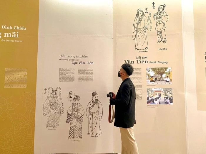 Di tích mộ và khu tưởng niệm Nguyễn Đình Chiểu: Tưởng nhớ “ngôi sao khuê” lấp lánh của nền văn học Việt Nam, du khách có thể đến Di tích mộ và khu tưởng niệm Nguyễn Đình Chiểu tại xã An Đức, huyện Ba Tri. Các công trình của khu di tích được bố trí hài hòa trong không gian xanh mát với khoảng sân vườn rộng, trồng nhiều loại cây cảnh, đem lại cảm giác thư thái cho người thăm viếng.