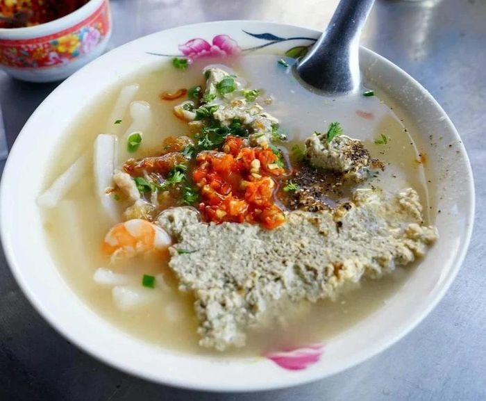Ẩm thực địa phương đa dạng: Cá lóc nướng trui, bánh canh bột xắt cua đồng, bánh xèo củ hủ dừa, bò tơ Ba Tri… mang đến cho du khách trải nghiệm hương vị đặc sản xứ dừa. Món ăn thơm ngon, được chế biến từ sản vật, nguyên liệu địa phương, giá cả hợp lý hứa hẹn làm thỏa lòng bao tâm hồn yêu ẩm thực trong những ngày khám phá Ba Tri.