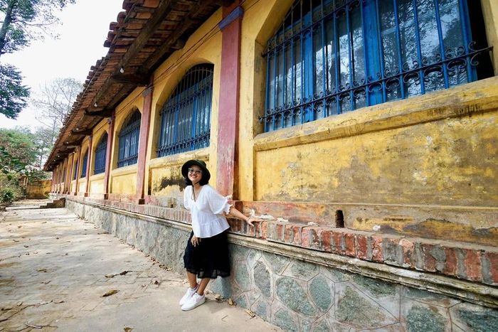 Đình Phú Lễ: Ngôi đình làng Phú Lễ hơn 200 năm tuổi nằm giữa không gian làng quê yên bình, ẩn mình dưới những tán cổ thụ rợp bóng mát. Du khách có thể tản bộ quanh đình, cảm nhận dòng chảy thời gian lưu dấu trên tường gạch rêu phong cổ kính. Trong đình có 6 bàn hương án đều sơn son thếp vàng với hình tượng Long - Lân - Quy - Phụng tinh xảo.
