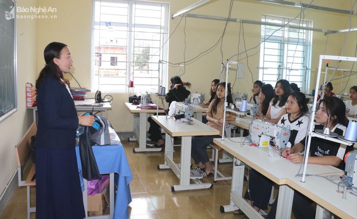  Hầu hết các trường nghề đều phải tuyển dụng thêm giáo viên hợp đồng để đảm bảo có đủ giáo viên đứng lớp. Ảnh: Thanh Nga 
