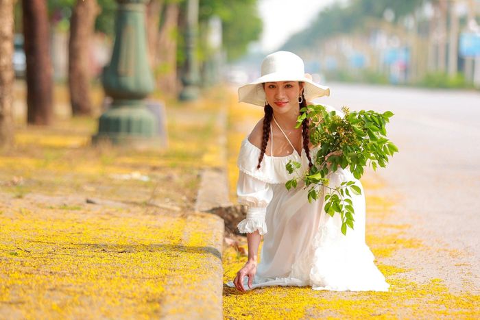  Hiện nay, không chỉ tuyến đường Nguyễn Sỹ Sách dọc kênh Bắc mà tuyến đường Nguyễn Văn Cừ, Đại Lộ Lê Nin... cũng được thành phố Vinh trồng cây giáng hương, tạo điểm nhấn về môi trường cũng như mỹ quan đô thị, du lịch. Ảnh: Sách Nguyễn 