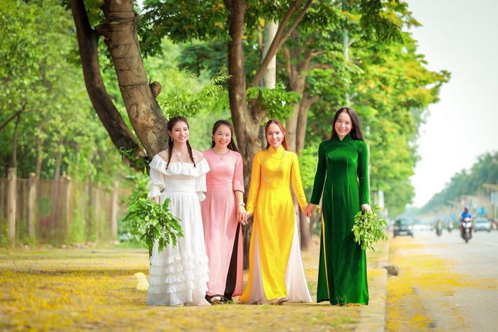  Tuyến phố nhuộm vàng hoa giáng hương đã trở thành điểm check in, tham quan được nhiều người ưa chuộng. Ai cũng tranh thủ để có những tấm hình đẹp vì loài hoa này chỉ nở trong một thời gian ngắn. Ảnh: Sách Nguyễn 