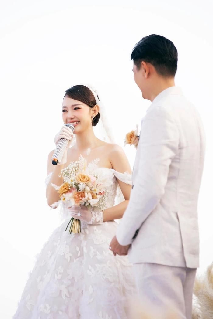 Minh Hằng cho biết thêm, cô nhận được lời cầu hôn từ ông xã vào ngày 3/3/2021.