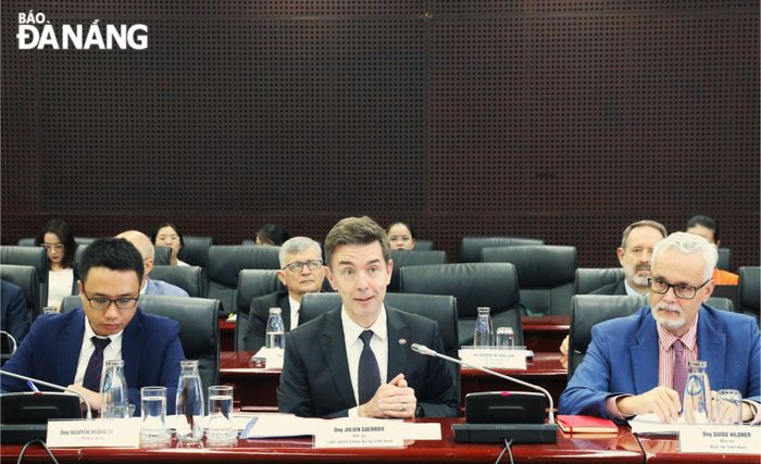 Đại sứ Liên minh châu Âu (EU) tại Việt Nam Julien Guerrier (giữa) cùng đoàn công tác đến thăm và làm việc tại Đà Nẵng