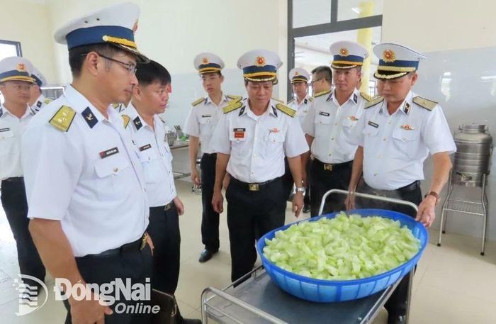 Tư lệnh Vùng 2 kiểm tra khu bếp ăn và hậu cần kỹ thuật. Ảnh: ĐVCC