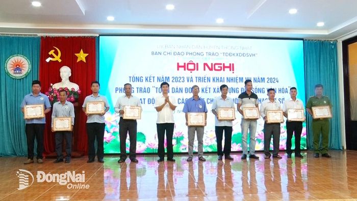 Phó chủ tịch UBND huyện Thống Nhất Trần Đức Hòa trao giấy khen của UBND huyện cho các tập thể tại hội nghị