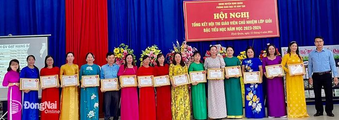 Khen thưởng các giáo viên đạt thành tích tại hội thi. Ảnh: T.Anh
