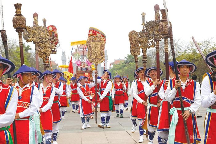 Đội rước bát bửu, cờ, lọng.