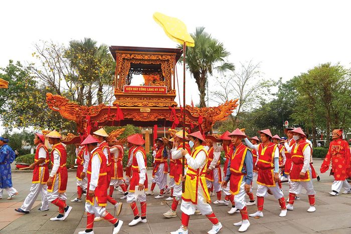 Đội rước kiệu làng Hy Sơn, thị trấn Hùng Sơn, huyện Lâm Thao.