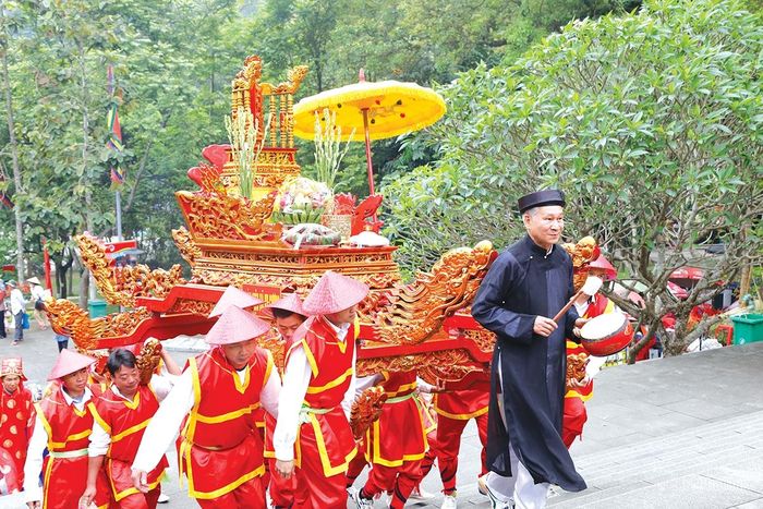 Kiệu bát cống được đặt lễ vật gồm hoa, quả, bánh chưng, bánh giầy và các sản vật địa phương.