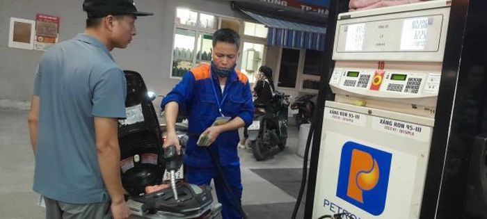 Giá xăng RON95-III có giá bán không cao hơn 24.821 đồng/lít.