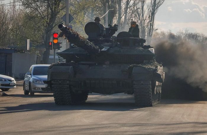 Binh lính Nga lái xe tăng trên đường phố ở Donetsk ngày 6/4 (Ảnh: Reuters).