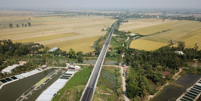 Tuyến đường N2 xuyên Đồng bằng sông Cửu Long đi qua nhiều vùng phong cảnh đẹp, nhưng đường đang quá nhỏ, mặt đường xấu. Ảnh: Phương Nam.
