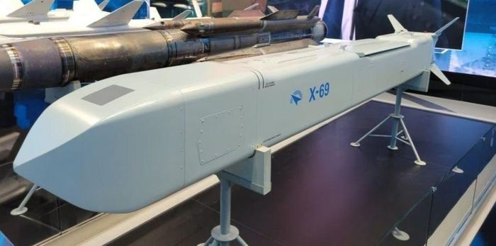 Phát triển từ những cuộc thử nghiệm thực địa đầu tiên ở Syria vào năm 2018, Kh-69, được thiết kế làm vũ khí không đối đất chủ đạo của tiêm kích Su-57, rất lý tưởng để tiêu diệt các mục tiêu nhỏ gọn, được gia cố, ở khoảng cách trên 300 km.