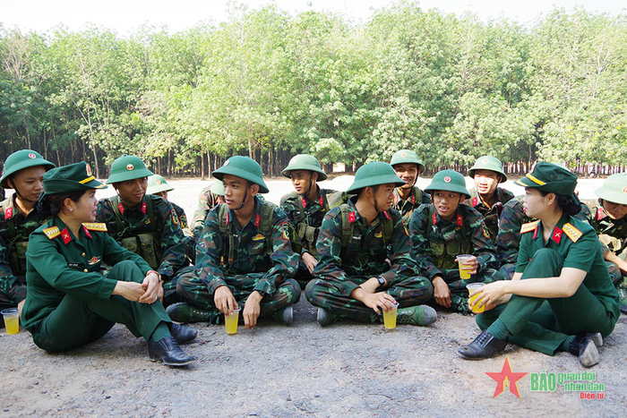  Các hội viên trò chuyện, động viên chiến sĩ mới. 