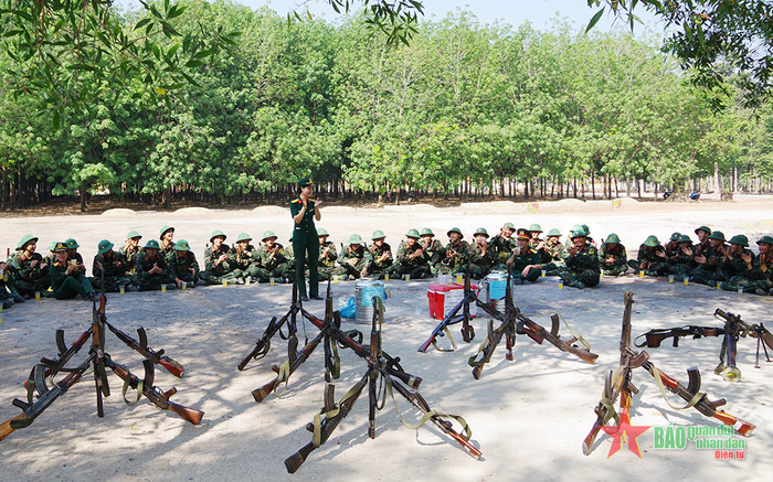  Hội viên Hội Phụ nữ Sư đoàn 7 tham gia văn nghệ cùng chiến sĩ trên thao trường. 