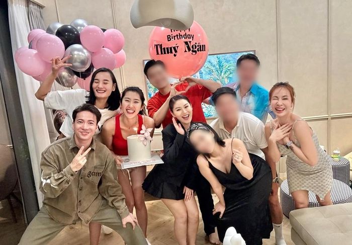 Ít ngày trước, Thúy Ngân đón tuổi 33 bên những người bạn thân thiết như Lê Thúy, Ngọc Thanh Tâm...