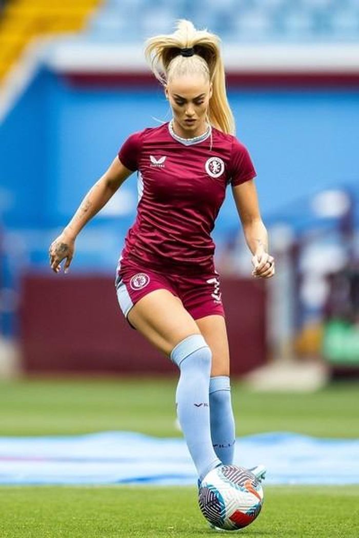 Alisha Lehmann hiện đang chơi cho đội bóng đá nữ Aston Villa.