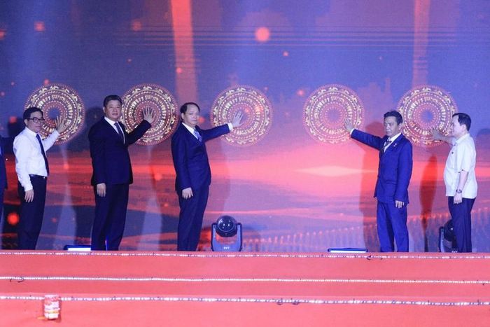 Lãnh đạo Bộ Văn hóa, Thể thao và Du lịch, thành phố Hà Nội, huyện Quốc Oai nhấn nút khai mạc Tuần Văn hóa du lịch, thương mại huyện Quốc Oai năm 2024. (Ảnh: Kim Nhuệ - Hà Nội mới)