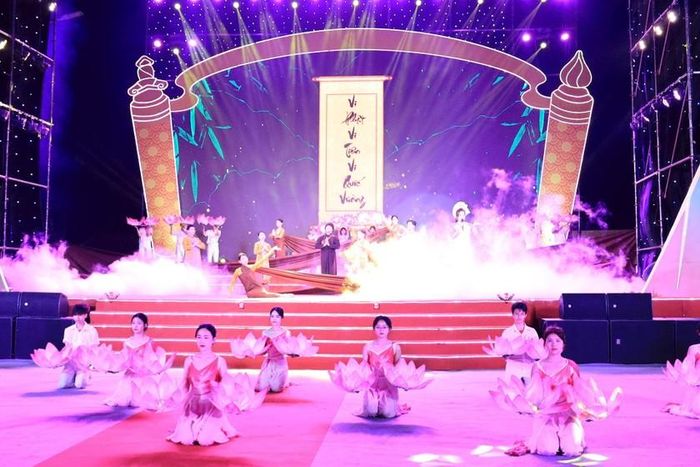 Nhiều tiết mục văn nghệ đặc sắc chứa đựng giá trị lịch sử, văn hóa và con người Quốc Oai. (Ảnh: Kim Nhuệ - Hà Nội mới)