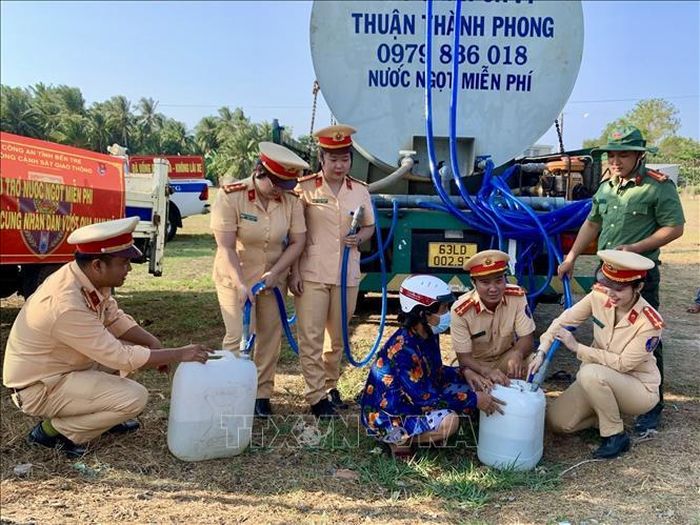 Tuổi trẻ Công an tỉnh Bến Tre hỗ trợ nước ngọt cho người dân vùng hạn, mặn ở huyện Bình Đại. Ảnh: Huỳnh Phúc Hậu/TTXVN