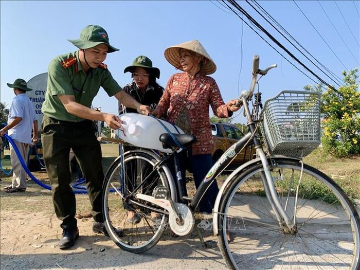 Tuổi trẻ Công an tỉnh Bến Tre hỗ trợ nước ngọt cho người dân vùng hạn, mặn ở huyện Bình Đại. Ảnh: Huỳnh Phúc Hậu/TTXVN