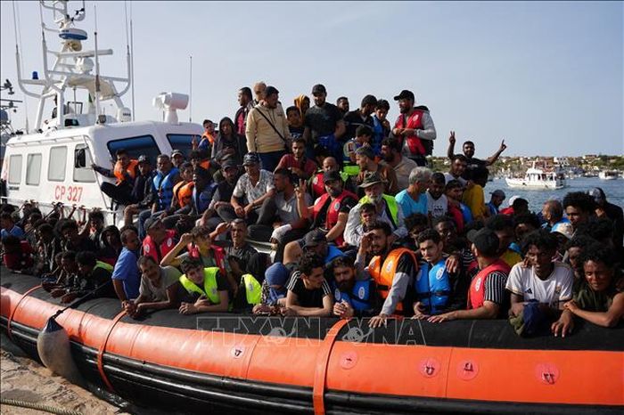 Người di cư tới đảo Lampedusa, Italy ngày 18/9/2023. Ảnh tư liệu: AFP/TTXVN