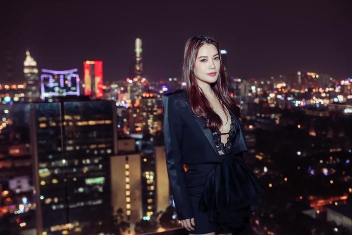 Năm 1995, Trương Ngọc Ánh ghi danh vào cuộc thi Tìm kiếm người mẫu châu Á và giành được giải Người mẫu ăn ảnh. Năm 22 tuổi, cô vinh dự đại diện quốc gia chinh chiến tại Hoa hậu Thời trang quốc tế Ai Cập 1998 và xuất sắc đăng quang. 