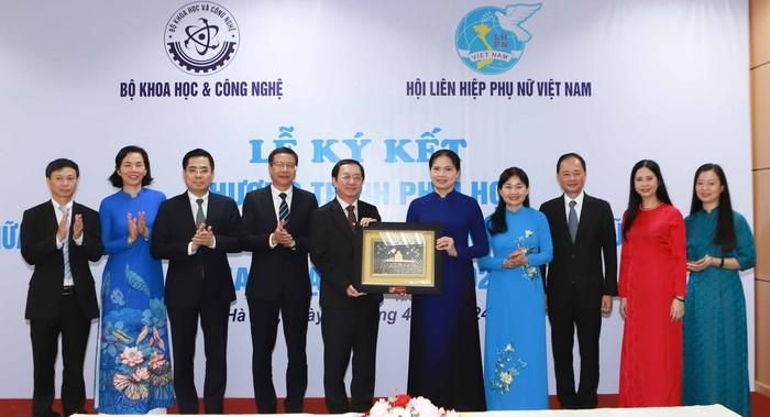 Chủ tịch Hội LHPN Việt Nam Hà Thị Nga trao tranh lưu niệm cho Bộ trưởng Bộ Khoa học và Công nghệ Huỳnh Thành Đạt