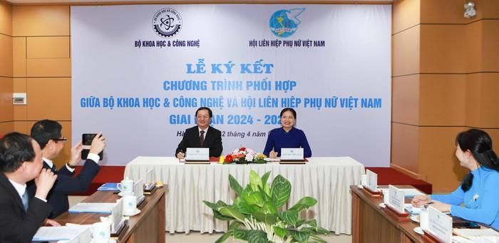 Chủ tịch Hội LHPN Việt Nam Hà Thị Nga và Bộ trưởng Bộ Khoa học và Công nghệ Huỳnh Thành Đạt chủ trì Lễ ký kết Chương trình phối hợp giai đoạn 2024 – 2026.