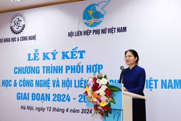 Ủy viên TƯ Đảng, Chủ tịch Hội LHPN Việt Nam Hà Thị Nga phát biểu tại Lễ ký kết.