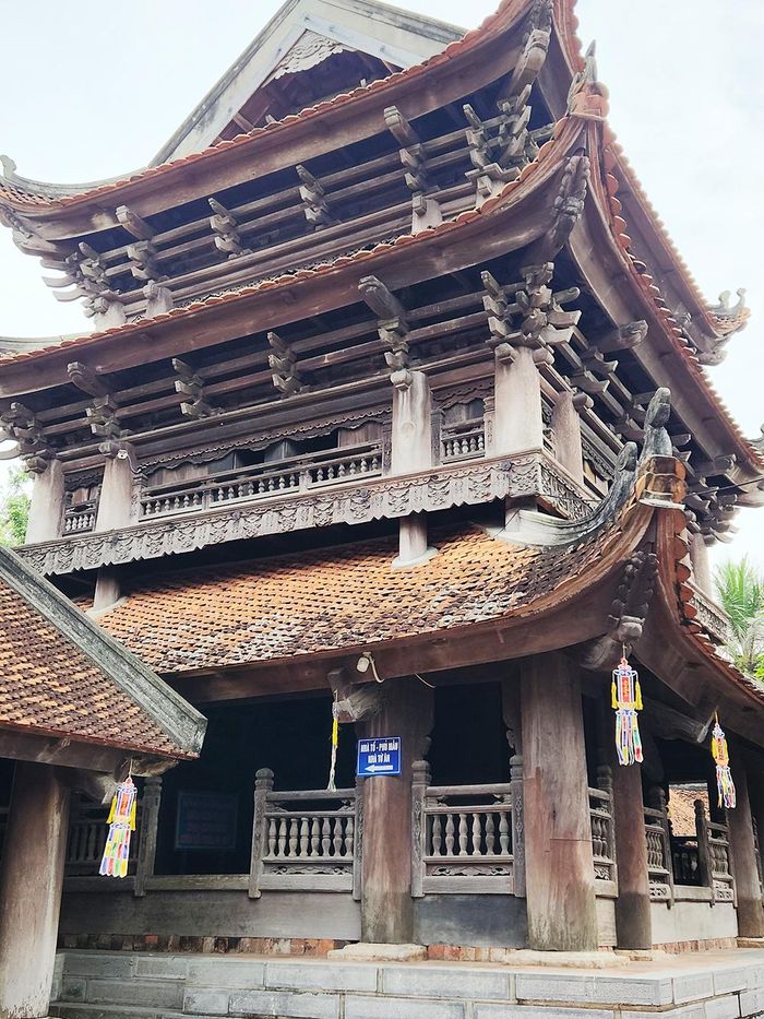 Tháp chuông gỗ - một trong những nét tinh hoa của kiến trúc chùa gỗ ở Việt Nam.
