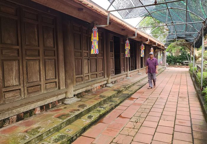 Kiến trúc cổ kính với chất liệu gỗ lim đặc trưng từ ngoài vào trong là điểm đặc sắc.