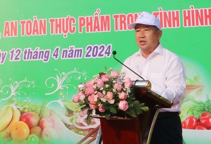 Đồng chí Đoàn Tấn Bửu - Tỉnh ủy viên, Giám đốc Sở Y tế, Phó trưởng Ban Thường trực Ban Chỉ đạo liên ngành về an toàn thực phẩm tỉnh phát biểu tại lễ phát động