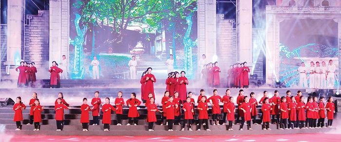 Học sinh tại TP Việt Trì biểu diễn Hát Xoan.