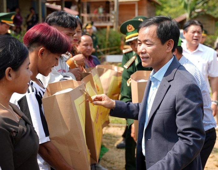 Chủ tịch UBND tỉnh Nguyễn Văn Phương tặng quà, chúc mừng năm mới Nhân dân bản Ka Lô, huyện Kà Lừm, tỉnh Sê Kông, Lào