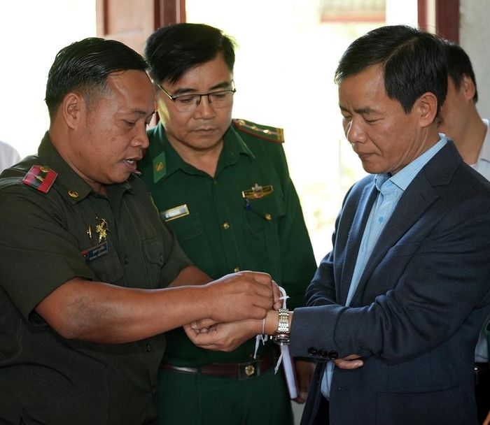 Lãnh đạo tỉnh đón nhận tình cảm của lực lượng vũ trang và Nhân dân khu vực biên giới tiếp giáp với tỉnh Thừa Thiên Huế thuộc 2 tỉnh Sê Kông và Salavan (Lào)