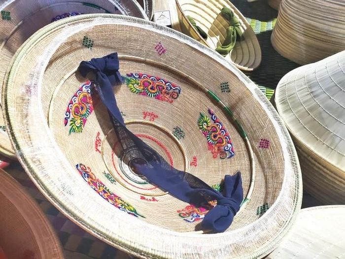 Mỗi chiếc nón ngựa Phú Gia được làm ra rất công phu, có khi mất nhiều tháng trời. Ảnh: Ngọc Oai