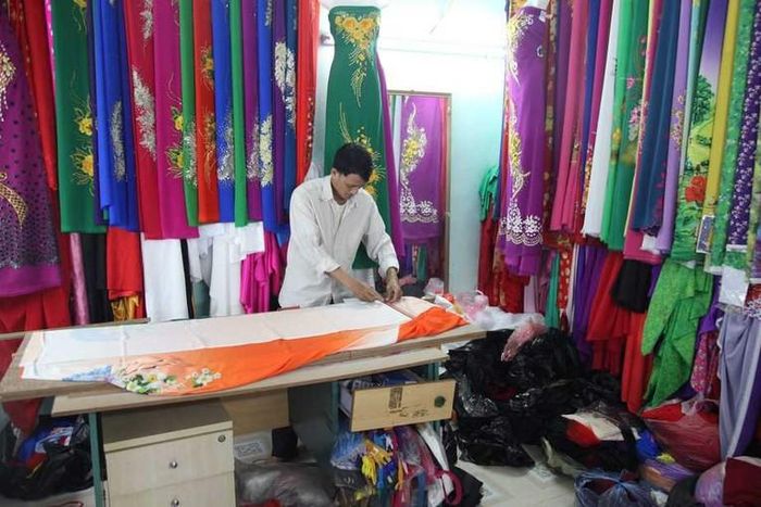 Một hộ gia đình làm nghề may áo dài tại làng Trạch Xá.