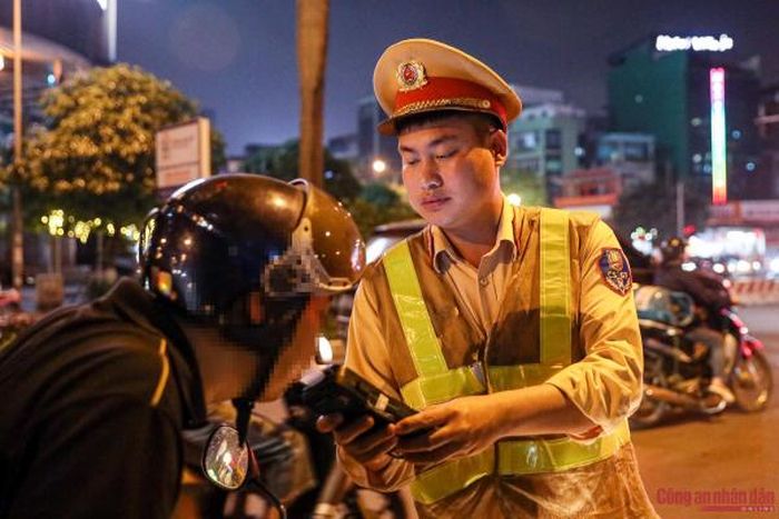 Những tài xế có dấu hiệu nghi vấn đều bị kiểm tra nồng độ cồn.