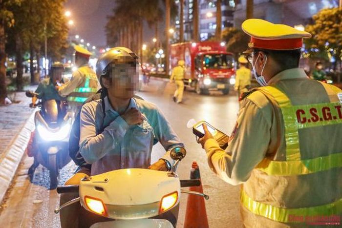 Khu vực kiểm tra nồng độ cồn được tổ công tác đặt cảnh báo.