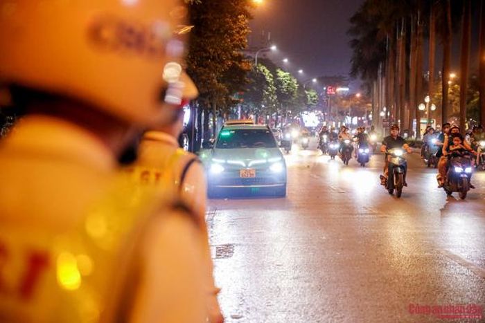 Cảnh sát kiểm tra nồng độ cồn đối với người điều khiển ô tô và xe máy trên đường Lê Đức Thọ.