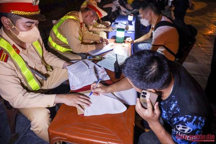 Người vi phạm vẫn "phong cách quen thuộc": người nhà đang cấp cứu, nhà ngay gần, bạn mời nể quá... để xin CSGT bỏ qua nhưng đều bị xử phạt nghiêm.