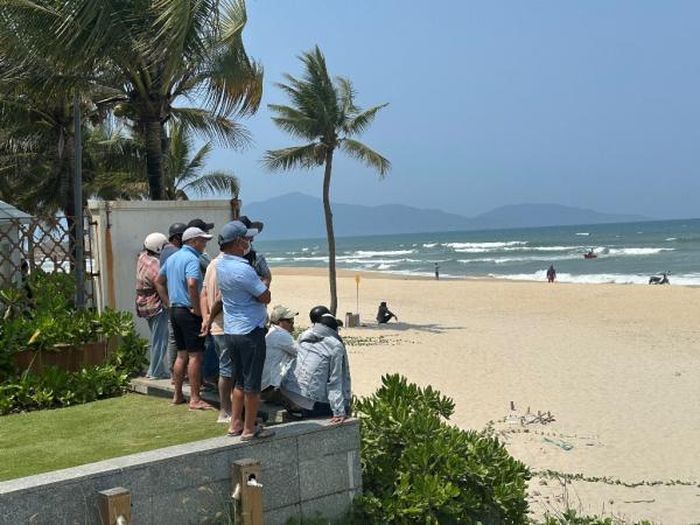 Hiện lực lượng cứu hộ đang tích cực tìm kiếm hai anh em P.G.B và P.B.Tr, tuy nhiên, do biển có gió to và sóng lớn nên đến 14h cùng ngày vẫn chưa có kết quả.