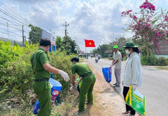 Nhiều phần việc thiết thực được tuổi trẻ Công an tỉnh Sóc Trăng phối hợp thực hiện. 
