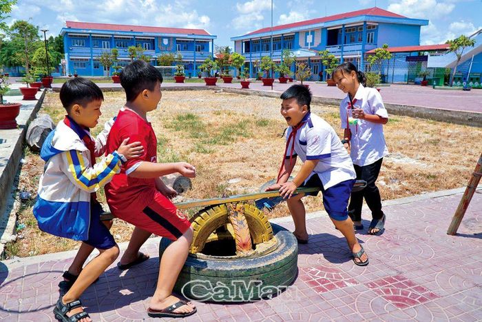 Anh Nguyễn Hoài Nam, Phó bí thư Huyện đoàn Thới Bình, cho biết, từ lốp xe cũ, đoàn viên thanh niên tại nhiều cơ sở đoàn còn làm thành những sân chơi cho thiếu nhi, chậu trồng cây, hoa kiểng… (Ảnh: “Sân chơi tuổi thơ” tại Trường Tiểu học Tân Bằng, xã Tân Bằng do Công đoàn cơ sở Báo Cà Mau và Câu lạc bộ Chạy bộ Cà Mau phối hợp Huyện đoàn Thới Bình xây dựng từ tháng 5/2022 đến nay vẫn tạo được sức hút đối với các em học sinh).