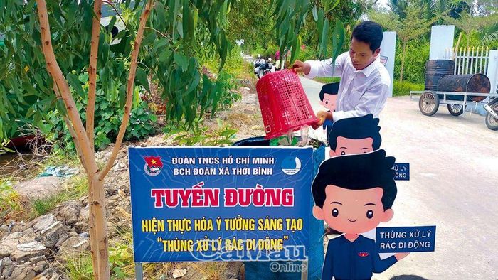 Bên cạnh lốp xe cũ, Xã đoàn Thới Bình còn tận dụng thùng phuy cũ làm thùng xử lý rác lưu động để phân loại rác. Khi đầy, người dân sẽ tự đốt rác để bảo vệ môi trường, góp phần làm cho xóm làng xanh, sạch, đẹp.
