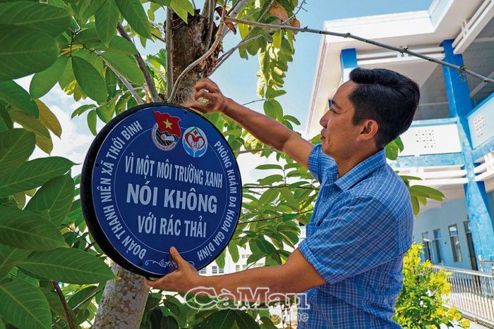 Thầy Trương Minh Mẫn, Tổng phụ trách Ðội Trường THCS Nguyễn Trung, phấn khởi: “Các biển báo mang thông điệp bảo vệ môi trường được treo tại những nơi dễ nhìn thấy, như nhắc nhở mỗi em học sinh hãy hành động vì môi trường xanh”.